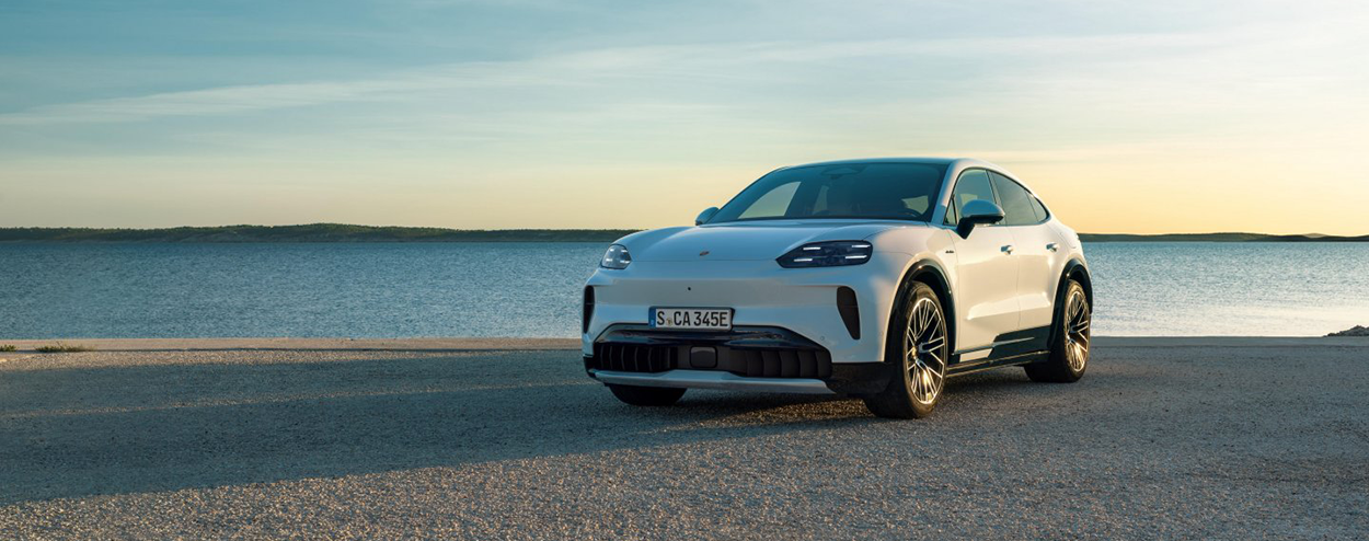 Vue statique en trois-quarts face du Porsche Cayenne Coupé Electric, soulignant la face avant agressive et la ligne de toit fuyante.
