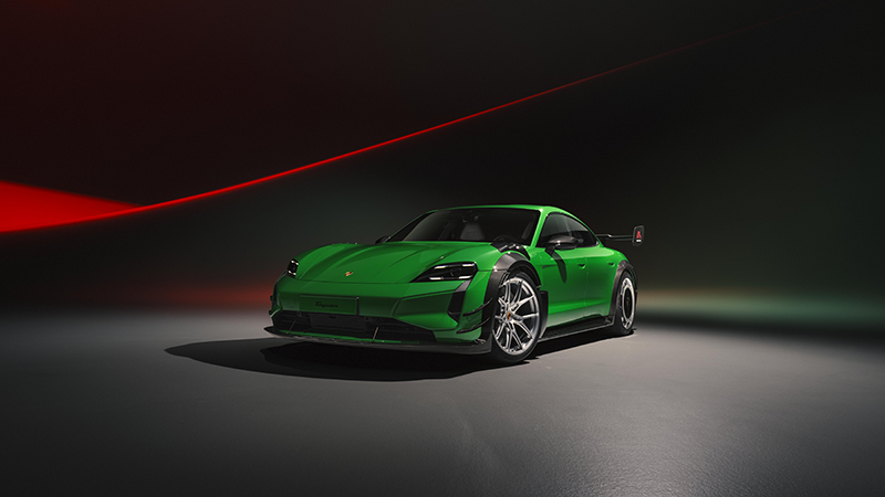 Vue en studio du Porsche Taycan Turbo GT équipé du kit Manthey complet, mettant en valeur les éléments aérodynamiques en carbone.