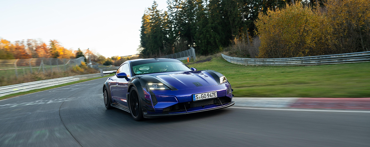 Porsche Taycan Turbo GT équipée du Kit Manthey en plein record sur le circuit du Nürburgring Nordschleife.