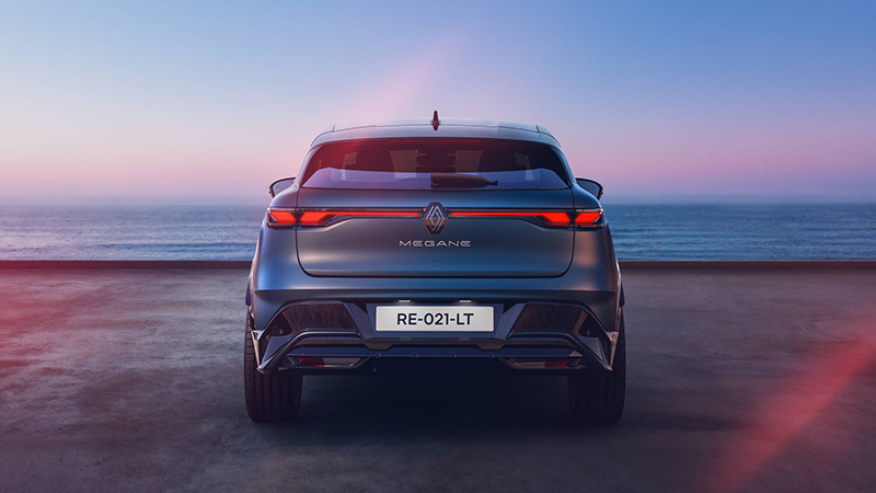 Nouvelle Renault Megane E Tech electric à  l'arrière, les feux conservent leur ligne traversante emblématique