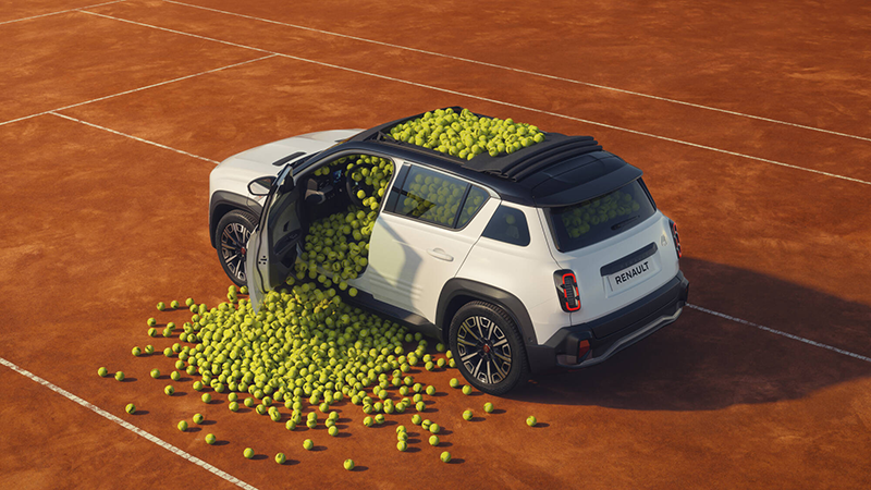Show-car Renault 4 Roland-Garros E-Tech electric blanc avec toit ouvrant exposé sur la terre battue du stade de Roland-Garros.