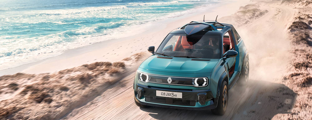 Renault 4 JP4x4 Concept Vert Émeraude avec planche de surf sur le toit, roulant sur le sable en bord de mer.
