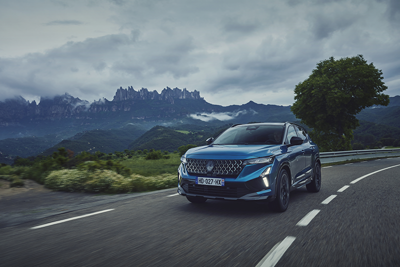 SUV Renault Austral finition Esprit Alpine, coloris Bleu Outremer, jantes alliage diamantées et badge Alpine sur l'aile avant. Modèle hybride E-Tech 2026. copie