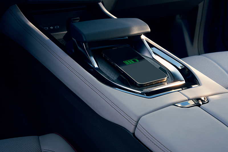 Nouveau chargeur à induction magnétique standard Qi2 compatible MagSafe dans la console centrale Renault. Smartphone en charge rapide sans fil sans surchauffe, habitacle Austral et Rafale 2026