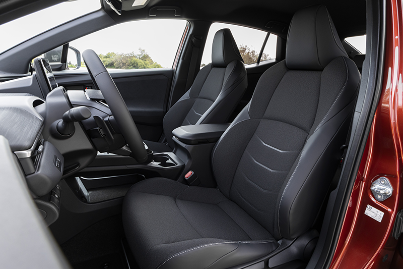Habitacle avant du Toyota C-HR+ 2026 montrant les sièges ergonomiques en suédine et textile recyclé 020