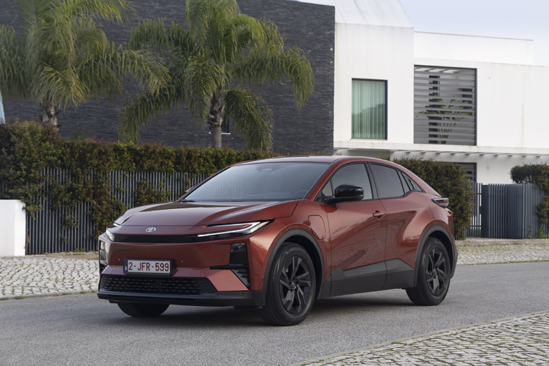 Vue statique rapprochée du Toyota C-HR+ 2026 en finition Metal Oxide 005