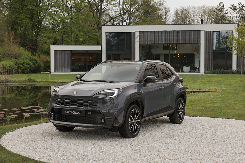 Vue avant d’une Toyota Yaris Cross GR SPORT 2026 en coloris Gris Célestine