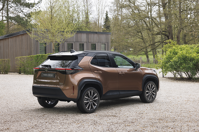 Vue 3/4 arrière de la Toyota Yaris Cross 2026 Bronze Précieux
