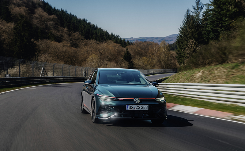 La Golf GTI Edition 50 verte en pleine accélération sur le vibreur du circuit du Nürburgring lors de son record du tour