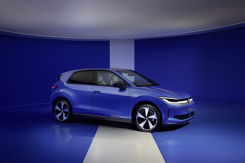 Profil latéral complet de la Volkswagen ID. Polo 2026, citadine électrique Pure Positive Blue