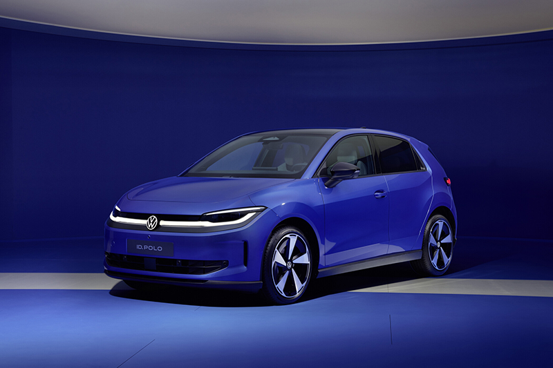 Vue de face trois-quarts de la nouvelle Volkswagen ID. Polo électrique bleue métallisée,