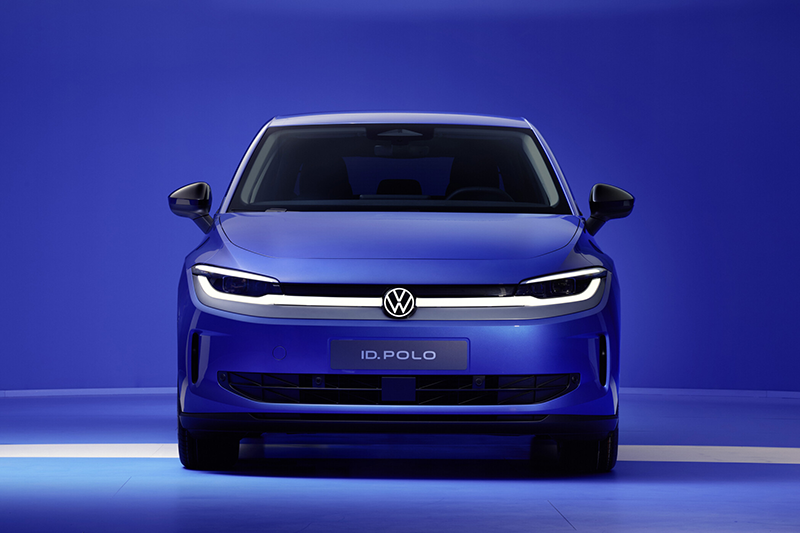 Photographie studio vue de face de la Volkswagen ID. Polo 2026, citadine électrique Pure Positive Blue