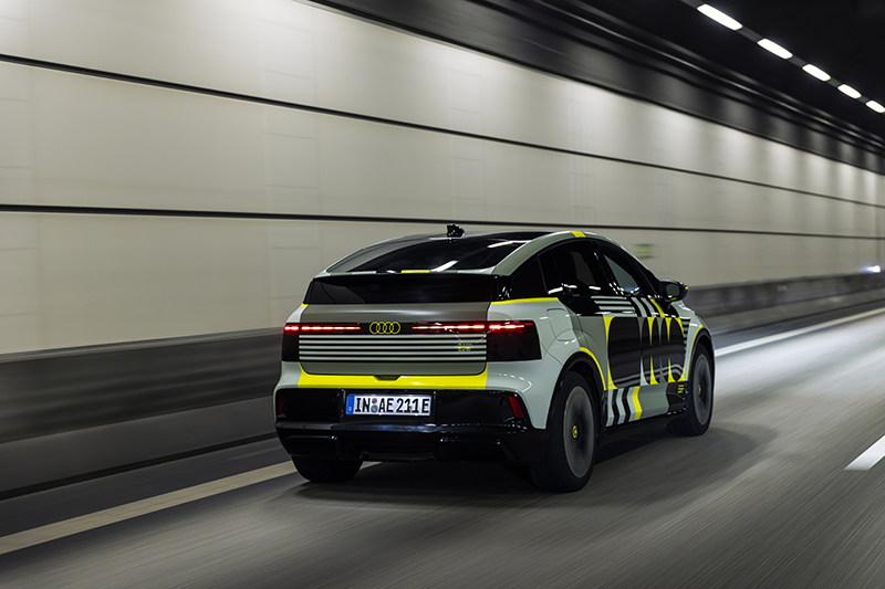 Audi A2 e-Tron arrièredans un tunnel