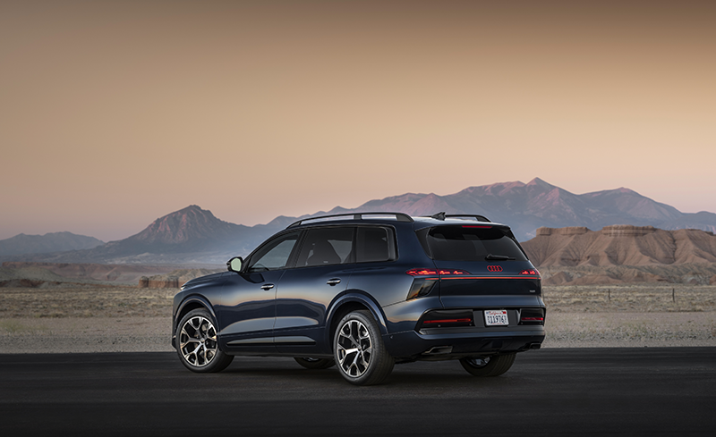 Audi Q9 2  vue latérale devant les montagnes