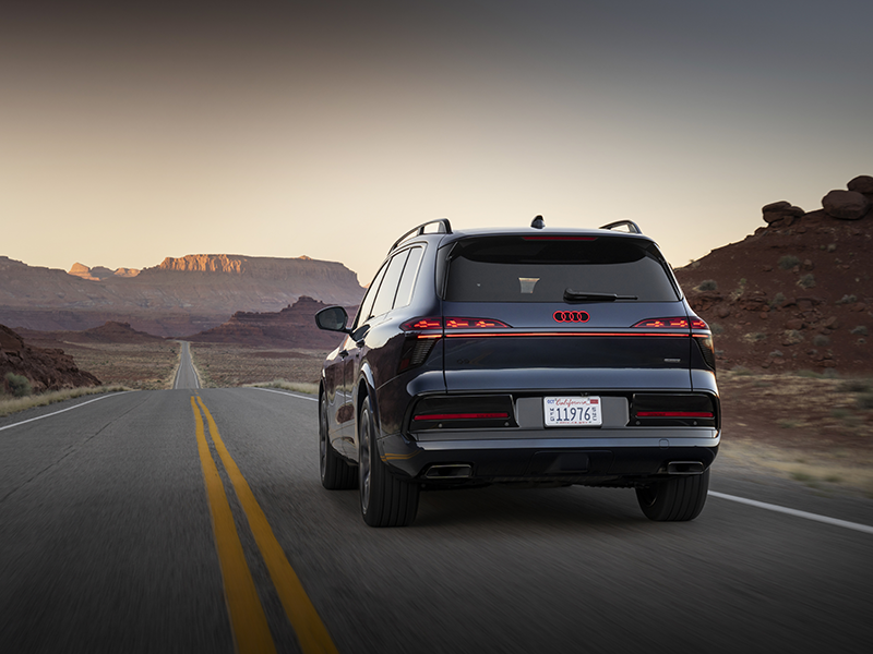 Audi Q9 malle arrière avec les feux arrière OLED numériques