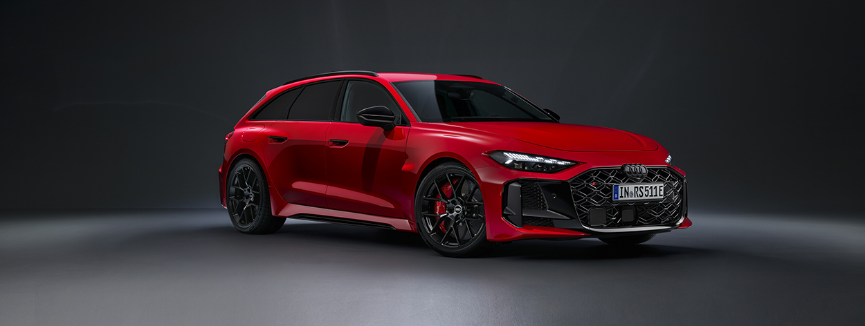 Audi RS 5 hybride rechargeable 2026 en vue avant avec carrosserie élargie et phares Matrix LED