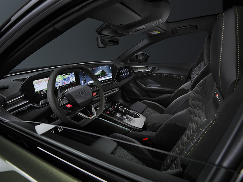 : Vue du cockpit de l’Audi RS 5 PHEV, écran tactile MMI 14,5 pouces et détails de finition RS