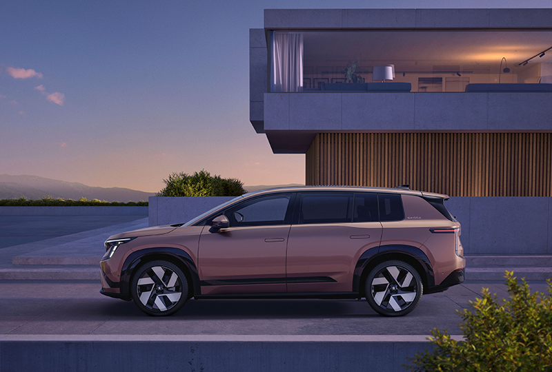 Skoda peak exposée devant un bâtiment