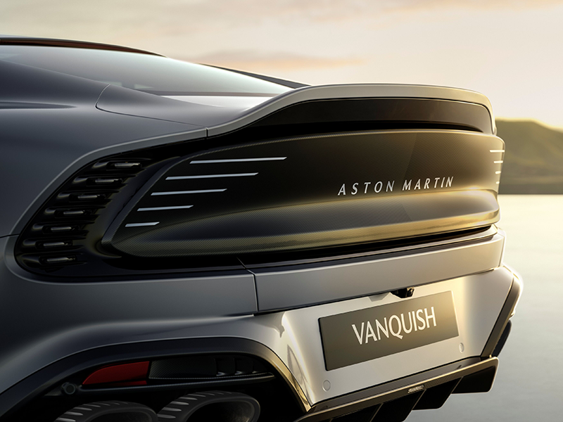 Une vue de l'arrière avec un embout d'échappement spécifique et un badge distinctif « Vanquish 25 »