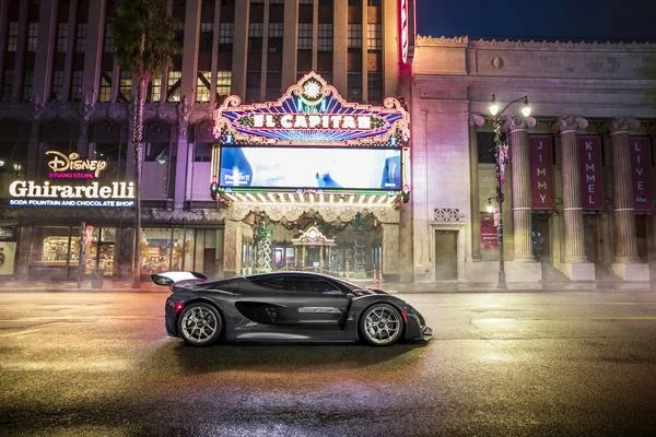 7. Czinger 21C lsur Hollywood Boulevard