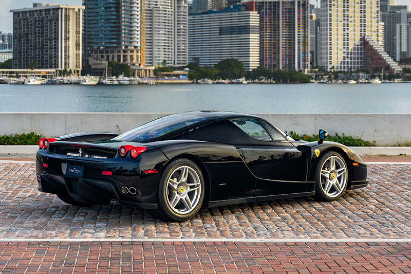 Ferrari Enzo exposée dvant un fleuve et des immeubles