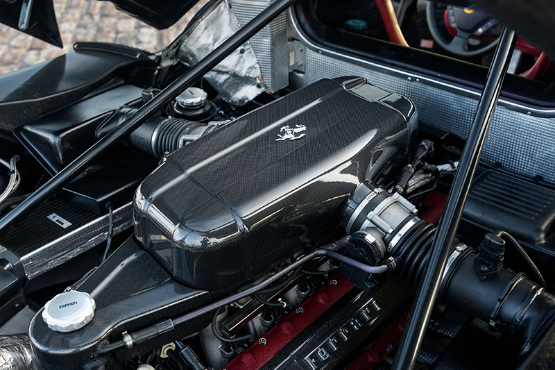 Bloc moteur V12 Ferrari de 660 ch avec plenum d'admission en carbone