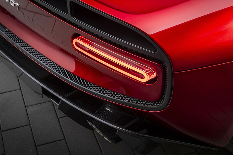 Gros plan sur le feu arrière à LED Racing Loop et la grille aérodynamique de la McLaren McL 6GT