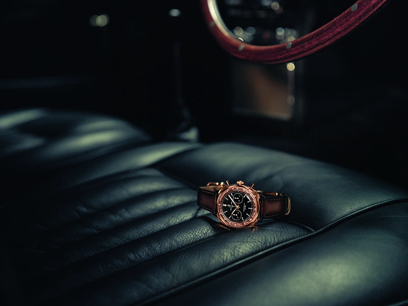 Un des trois modèles de montre semblant oublie sur le siège de la DB5