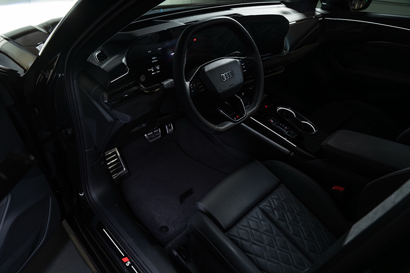 interieur-audi-a6-abt-finition-haut-de-gamme-tapis-de-sol-personnalises