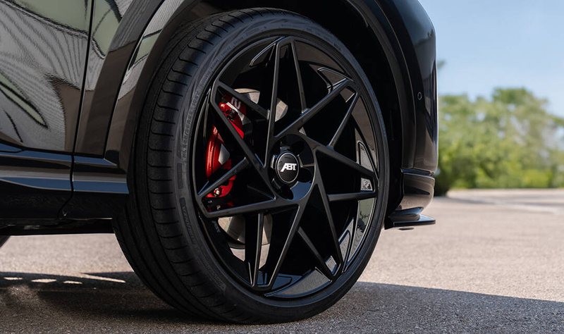 Zoom sur les jantes ABT EVO Sport 22 pouces noir brillant avec pneus sportifs 255/35 ZR22 et suspension abaissée sur Audi SQ5.