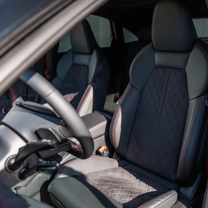 Intérieur sport Audi SQ5 ABT avec finitions carbone, logo ABT sur le bouton de démarrage, palettes au volant et sellerie cuir surpiquée.