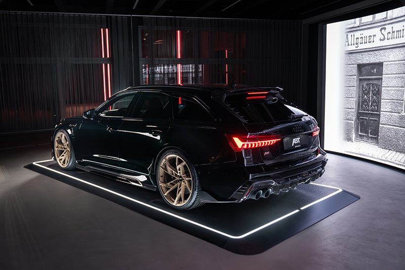 Vue 3/4 arrière Audi RS6-LE 800 ABT avec diffuseur carbone, aileron de toit