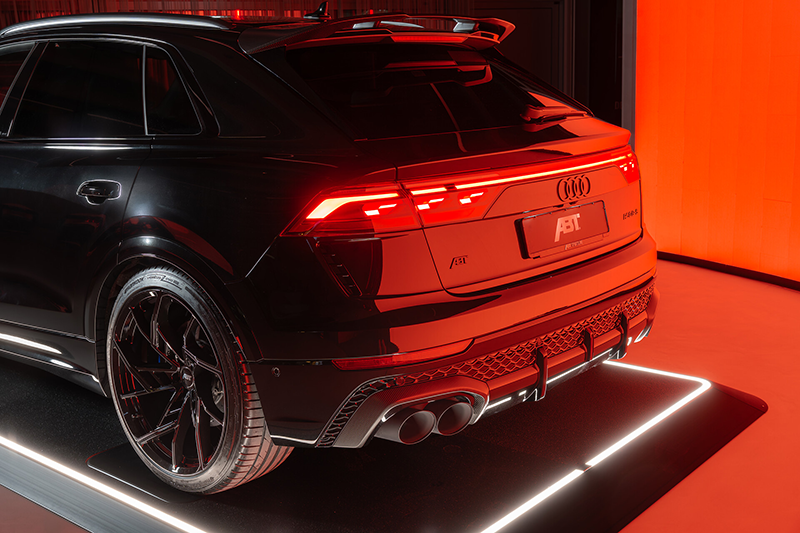 ABT RSQ8-S vue trois-quarts arrière, SUV sportif noir avec aileron et spoiler en carbone apparent, quatre sorties d’échappement noires de 102 mm et jantes ABT IR23 de 23 pouces.
