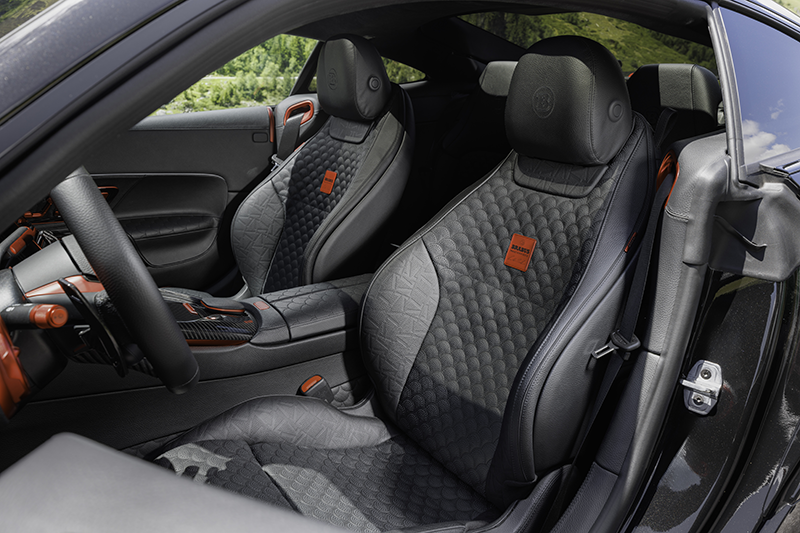 Intérieur de luxe Brabus Masterpiece avec sièges en cuir matelassé à surpiqûres et finitions en fibre de carbone. Habitacle haut de gamme personnalisé