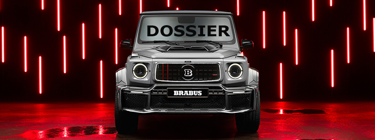 Brabus 900 Rocket Edition (Classe G) vu de face dans un décor néon rouge, avec le titre 'DOSSIER' en surimpression sur le pare-brise. Logo 'B' et badge Brabus visibles. Image de couverture Fast-TuningMag.