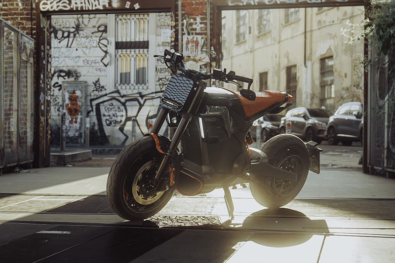 Moto Brabus 1300 R édition limitée en collaboration avec KTM, avec carrosserie en fibre de carbone noire et phare rond. Preuve de la diversification du préparateur allemand au-delà de l'automobile