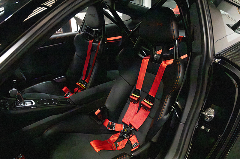 Vue de l'habitacle de la Talos Porsche 911 RT montrant les sièges baquets en cuir noir avec harnais de sécurité rougesb copie