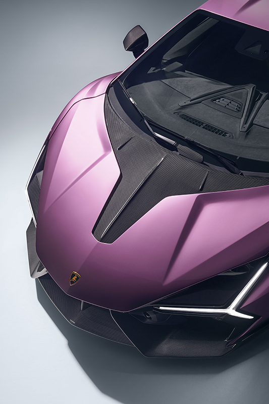 Vue plongeante sur le capot avant en carbone apparent de la Lamborghini Revuelto préparée par Novitec, soulignant les prises d'air et le bouclier agressif.