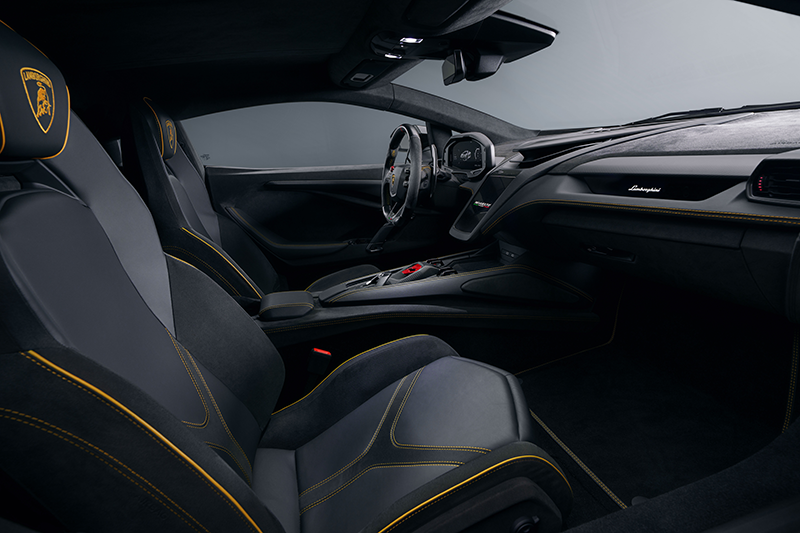 Intérieur personnalisé Lamborghini Revuelto par Novitec, sellerie cuir et alcantara haut de gamme avec finitions carbone sur mesure.