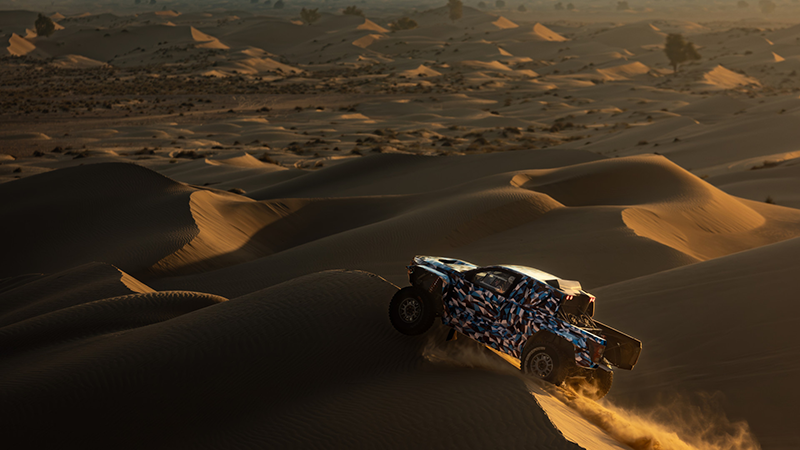 Toyota Hillux en essai dans les dunes du désert