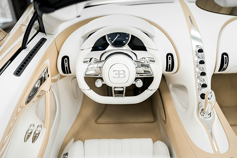 Habitacle Bugatti W16 Mistral La Perle Rare, détails en aluminium usiné poli et ambiance lumineuse raffinée