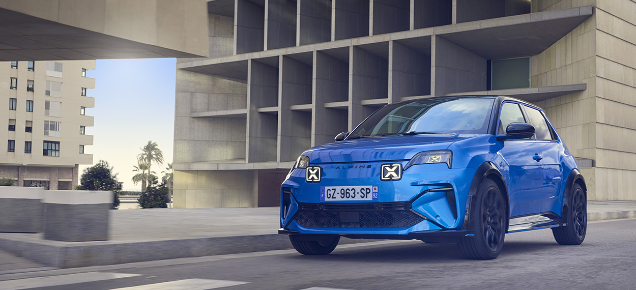 AlpineVue de trois-quarts avant d'une Alpine A290 bleue électrique en extérieur, soulignant son design sportif pour l'éligibilité au Coup de pouce bonifié. A290 GTS copie