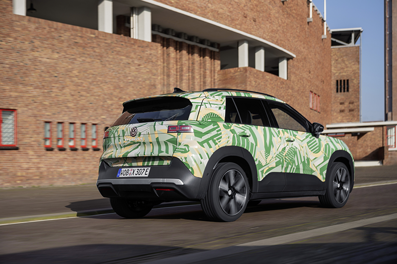 Vue 3/4 arrière du nouveau Volkswagen ID. Cross 2026 mettant en avant sa ligne de toit fuyante et son design compact