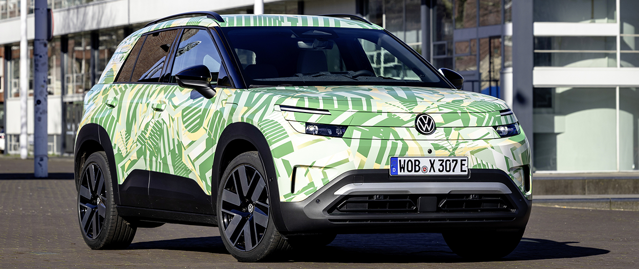 Le nouveau SUV compact électrique Volkswagen ID. Cross 2026 en test camouflage dans les rues d'Amsterdam