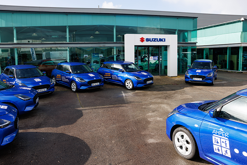 Vague bleue en Bretagne : Suzuki livre 138 Swift Hybrid à l'association AMPER.