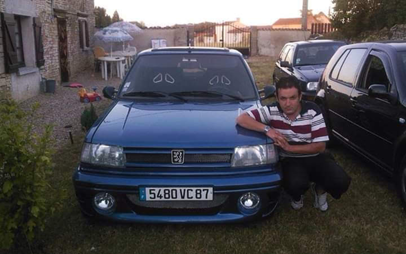 309 GTI bleue avec le propriétaire