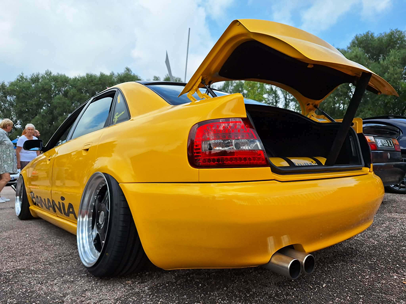 Audi couleur jaune malle arrière ouverte en exposition