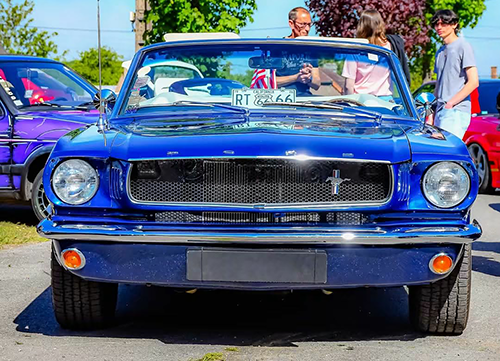 Ford Mustand bleue deDelphine avec vue sur la face avant