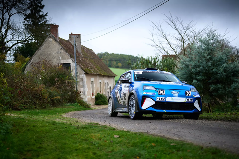 Alpine A290 Rallye 100 % électrique en action lors d'une spéciale