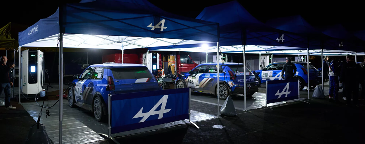 Stand officiel Alpine Racing et parc d'assistance du Trophée Alpine A290